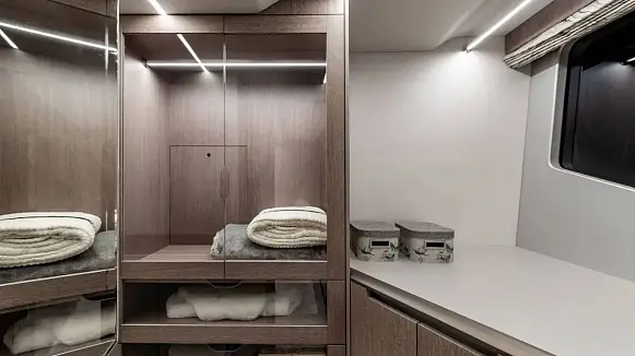 Яхта GALEON 800 FLY