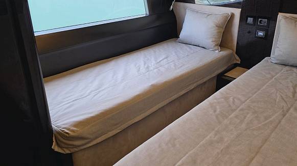 Яхта GALEON 700 SKY