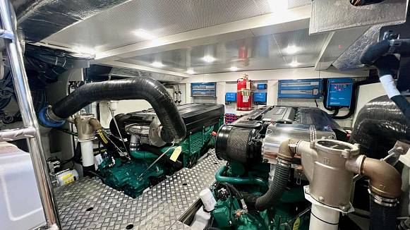 Яхта GALEON 560 FLY