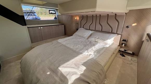 Яхта Galeon 440 FLY