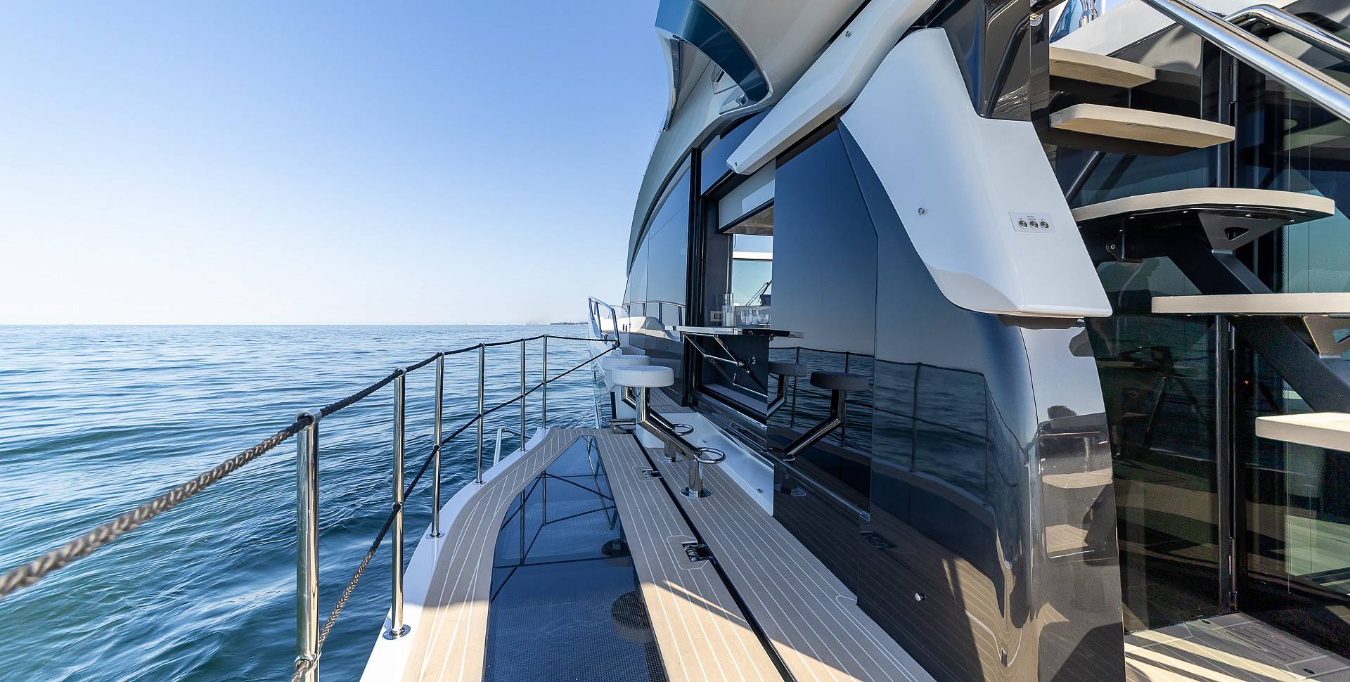 Яхта GALEON 570 SKY