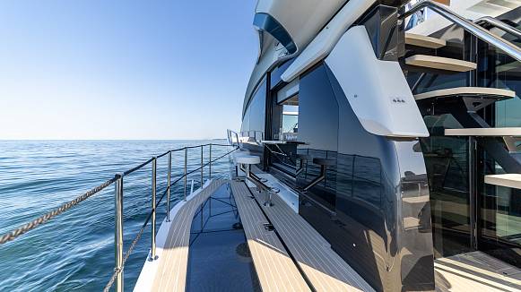 Яхта GALEON 570 SKY