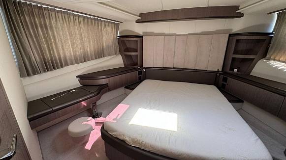 Яхта GALEON 560 FLY