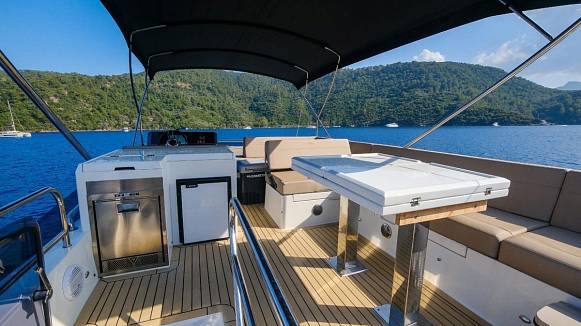 Яхта GALEON 500 FLY