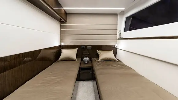 Яхта GALEON 640 FLY