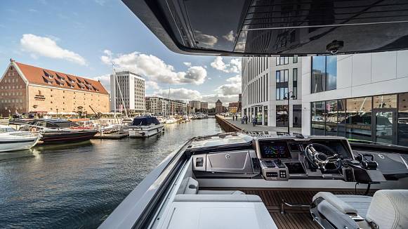 Яхта GALEON 700 SKY