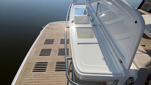 Яхта Galeon 440 FLY