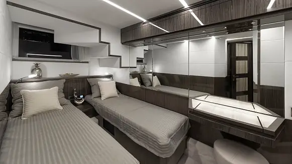 Яхта GALEON 650 SKY