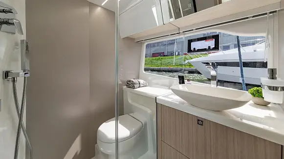 Яхта GALEON 440 FLY