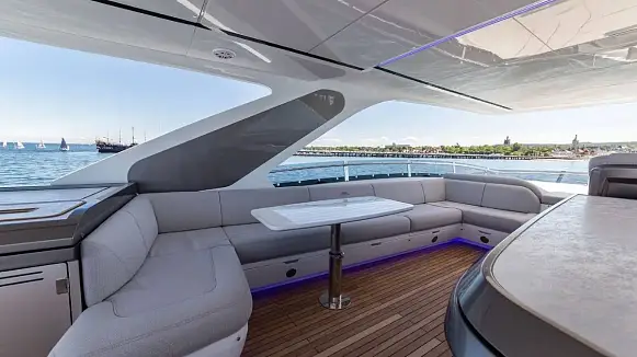 Яхта GALEON 800 FLY