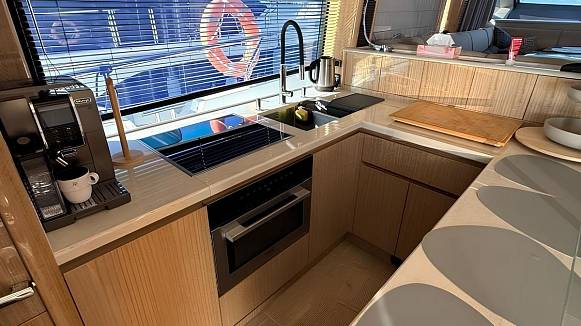 Яхта Galeon 700 Sky
