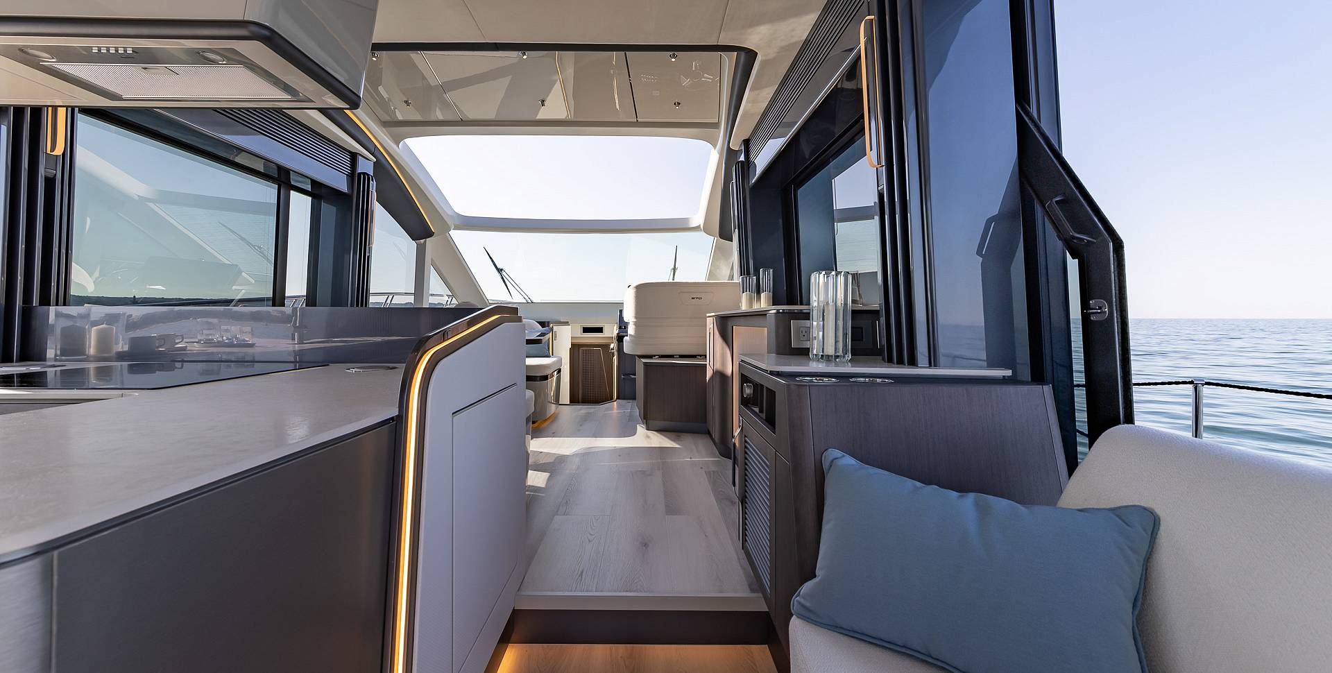 Яхта GALEON 570 SKY