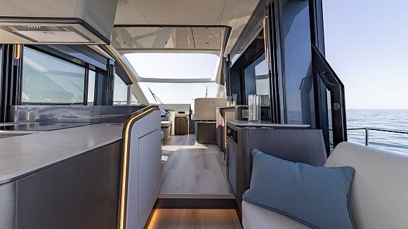 Яхта GALEON 570 SKY