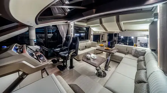 Яхта GALEON 700 SKY
