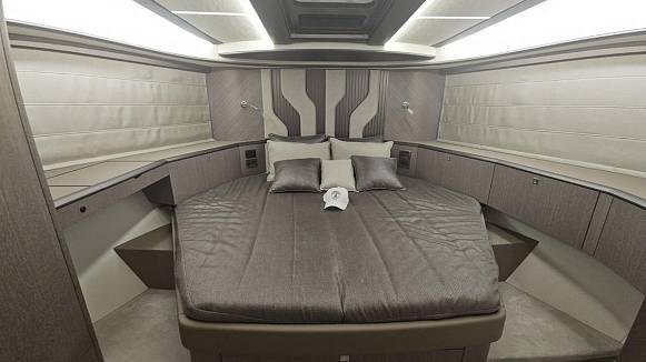 Яхта GALEON 440 FLY