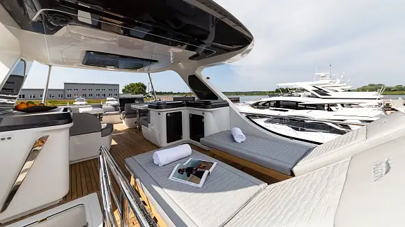 Яхта GALEON 560 FLY