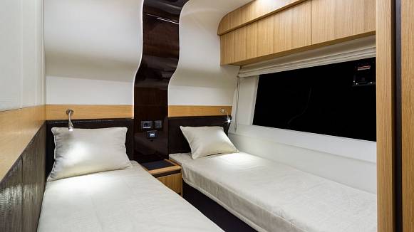 Яхта Galeon 680 FLY