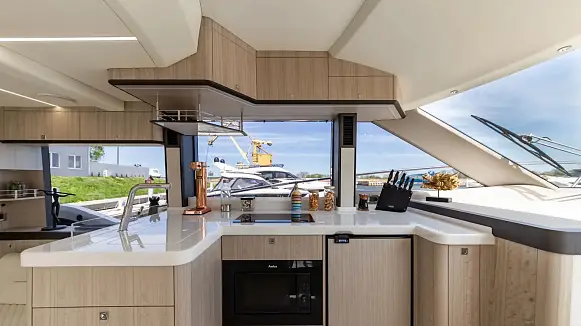 Яхта GALEON 440 FLY