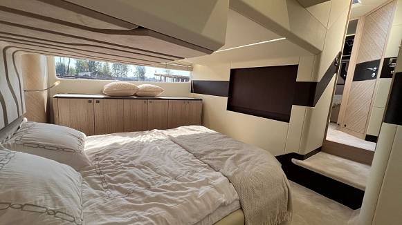 Яхта Galeon 440 FLY