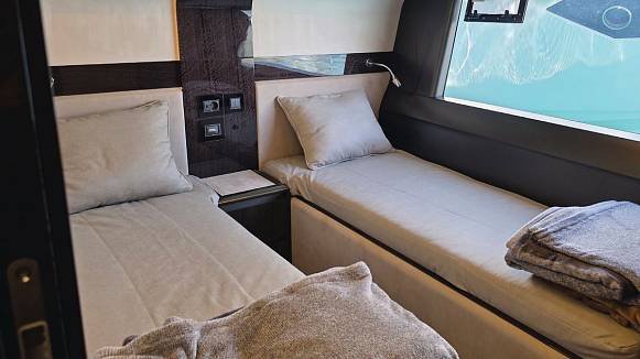 Яхта GALEON 700 SKY