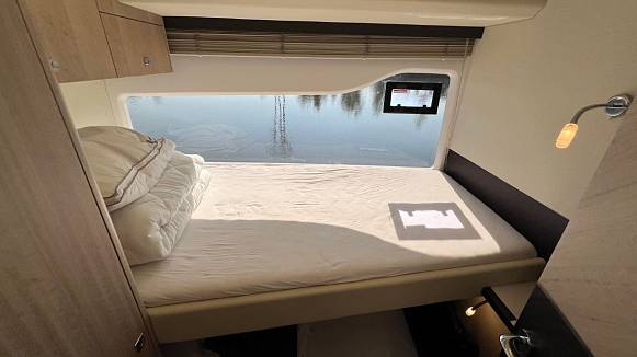 Яхта Galeon 440 FLY