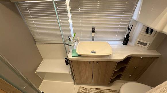 Яхта Galeon 440 FLY