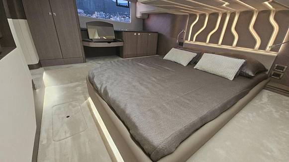 Яхта GALEON 440 FLY