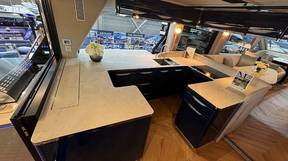 Яхта GALEON 640 FLY