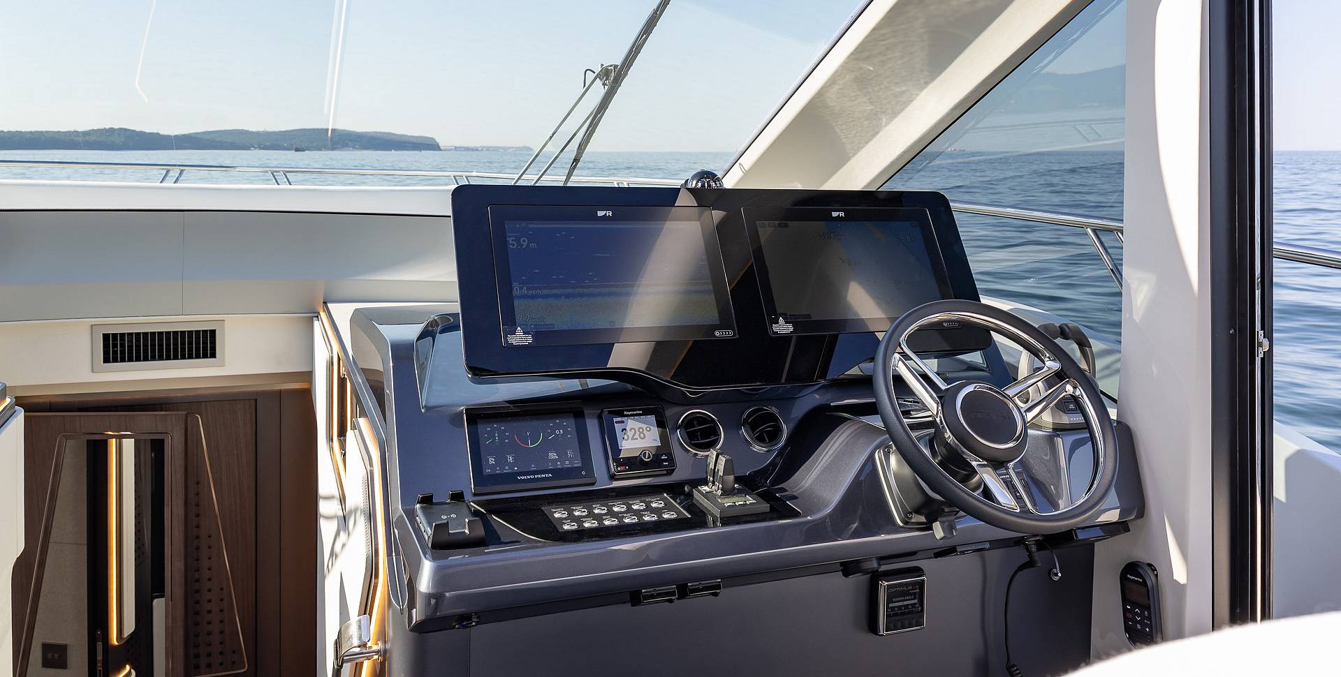 Яхта GALEON 570 SKY
