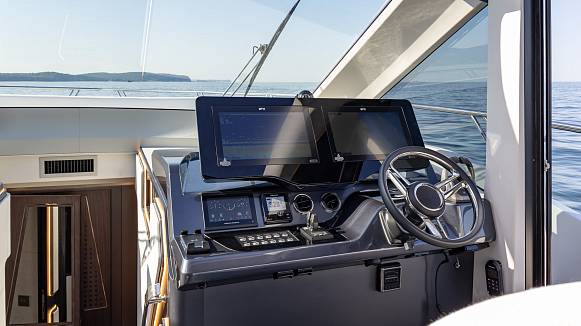 Яхта GALEON 570 SKY