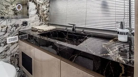 Яхта GALEON 700 SKY