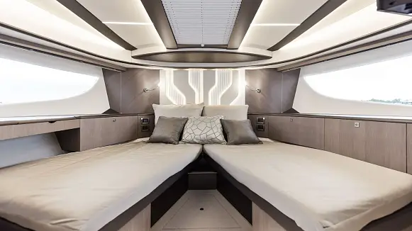 Яхта GALEON 450 HTC