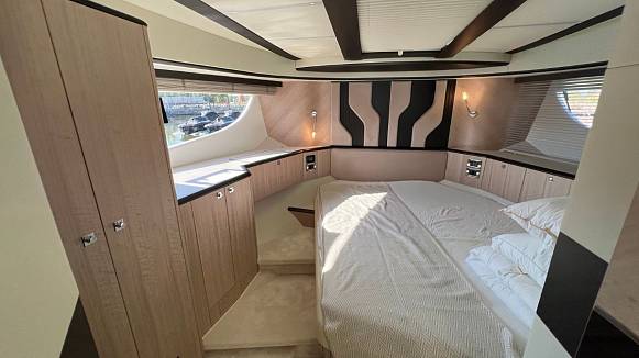 Яхта Galeon 440 FLY