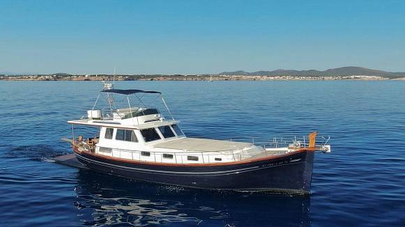 Яхта MENORQUIN 160 FLY