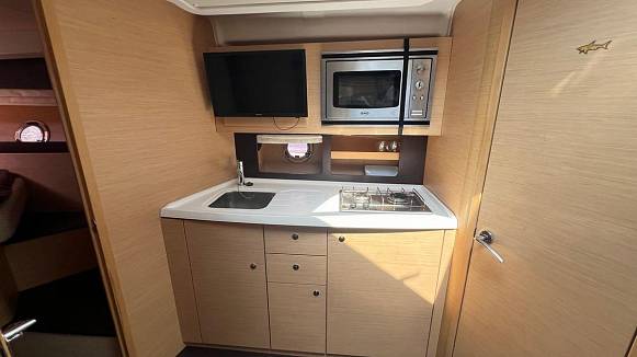 Яхта Beneteau 37 Monte Carlo