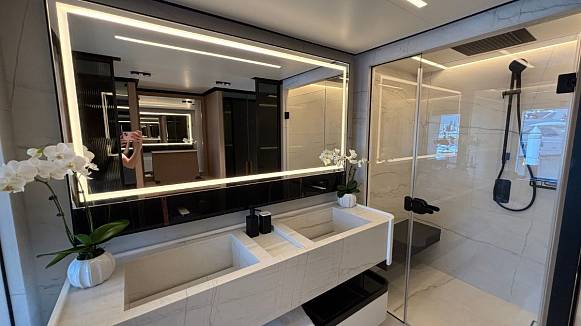 Яхта MAJESTY 112 TERRACE