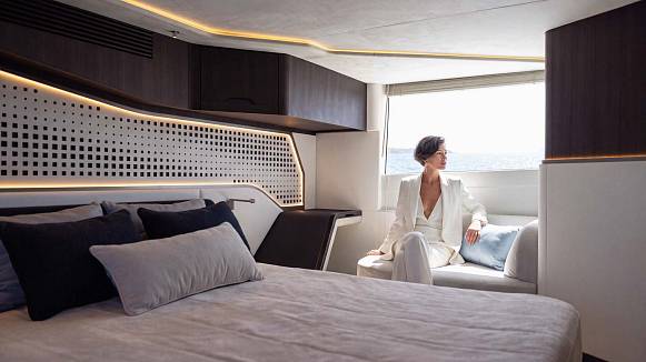 Яхта GALEON 570 SKY