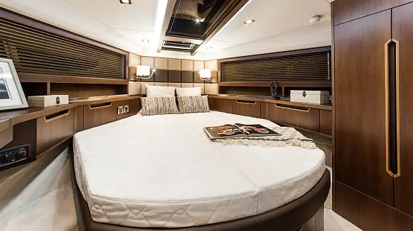 Яхта GALEON 420 FLY