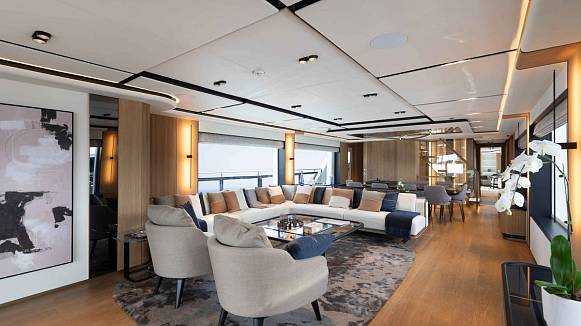 Яхта Majesty 111