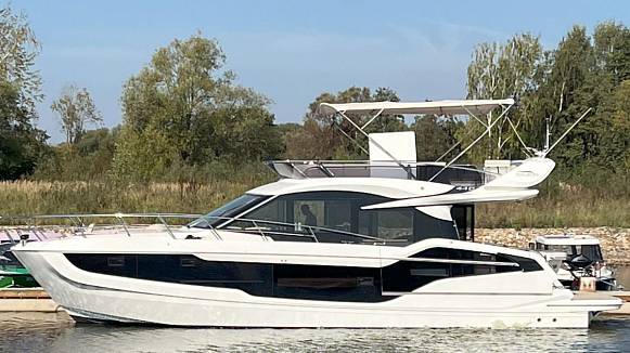 Яхта Galeon 440 FLY