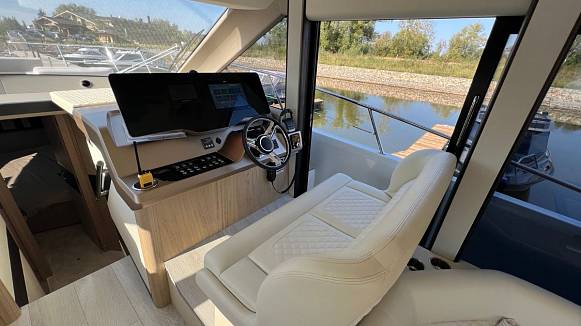 Яхта Galeon 440 FLY