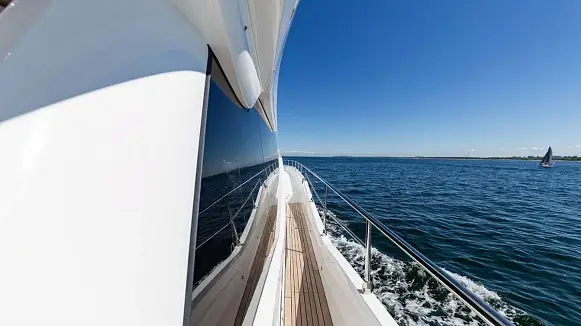 Яхта GALEON 800 FLY