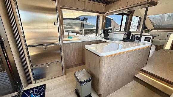 Яхта GALEON 560 FLY