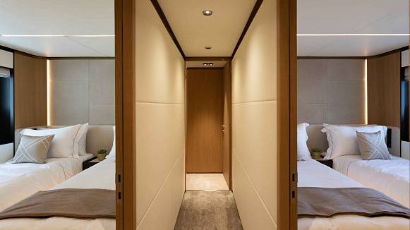 Яхта Majesty 111