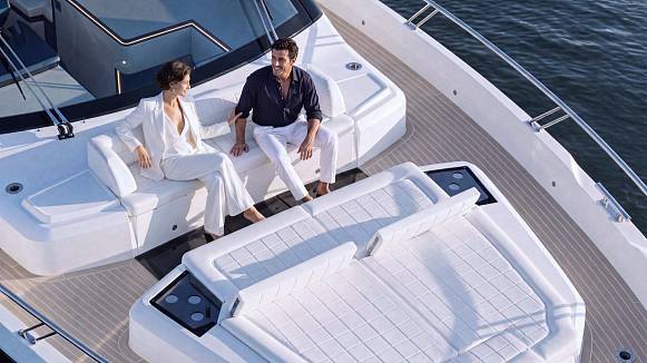 Яхта GALEON 570 SKY
