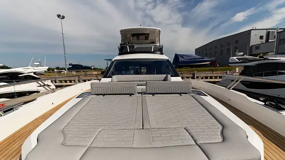 Яхта GALEON 560 FLY