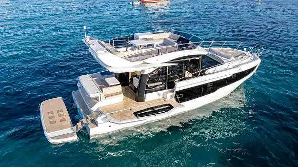 Яхта GALEON 440 FLY
