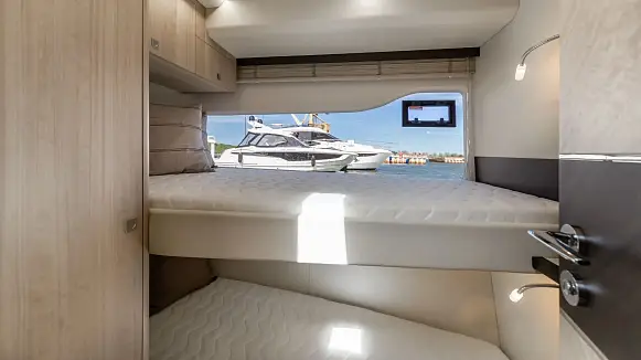 Яхта GALEON 440 FLY