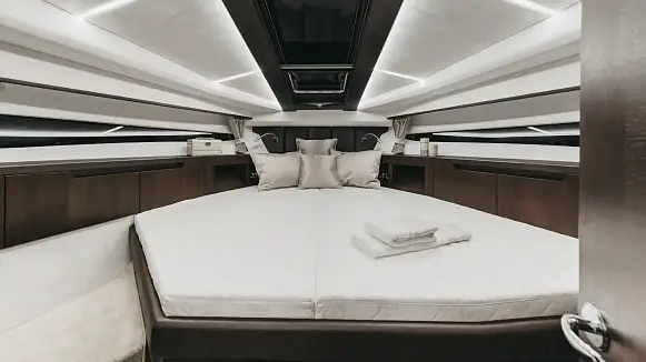 Яхта GALEON 425 HTS