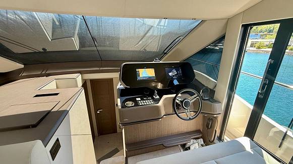 Яхта GALEON 560 FLY
